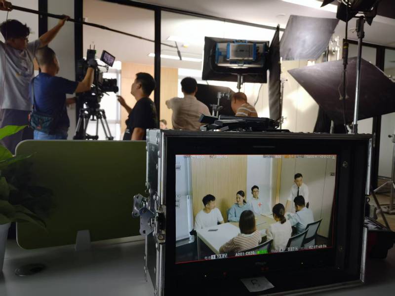 老城区TVC拍摄公司：科技产品视觉化大师，诠释未来感与功能美学