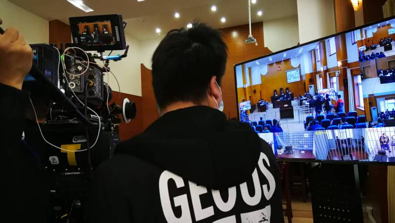 AI生成VS人工创意——老城区广告片拍摄公司的技术浪漫主义实践